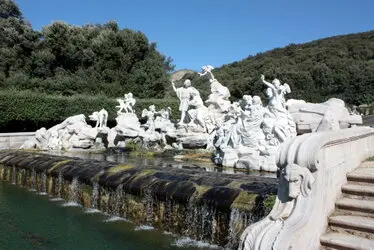 Reggia_Caserta_fontana_2.jpg